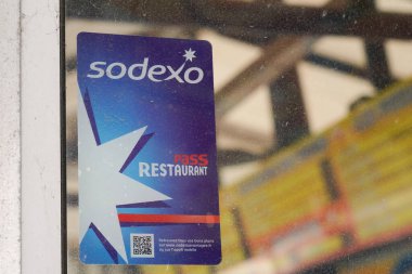 Bordeaux, Aquitaine France - 04 24 2022: Sodexo marka logo ve metin işareti Fransız ön cephe kapısı restoran girişi