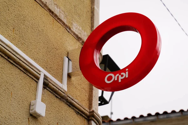 法国阿基坦波尔多 2022 Orpi代理签名文字和品牌圆形标志正面办公室房地产墙入口房产中介房 — 图库照片