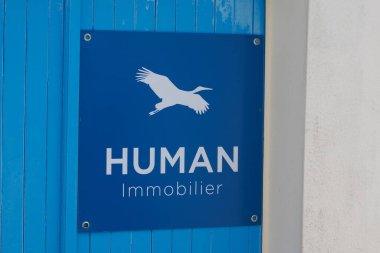 Bordeaux, Aquitaine France - 04 24 2022: Fransız emlak mağazası broker bürosu ön cephesinde insan hareketsiz hale getirici tabela ve kuş metin logosu mavi