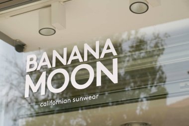 Bordeaux, Aquitaine France - 04 24 2022: Muz ay logosu markası ve ön cephedeki butik kadın moda mağazası için mayo dükkanı