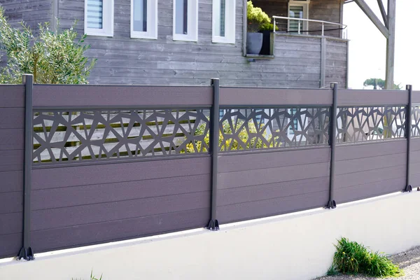 Modern Wide House Design Fence Barrier Suburban Home — ストック写真