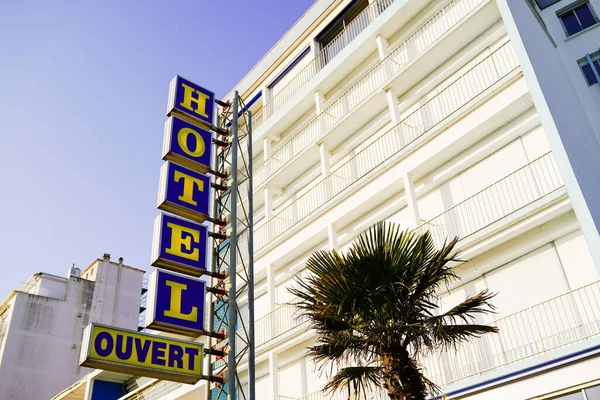 Hotel Ouvert Sinal Texto Francês Significa Albergue Aberto Fachada Construção — Fotografia de Stock