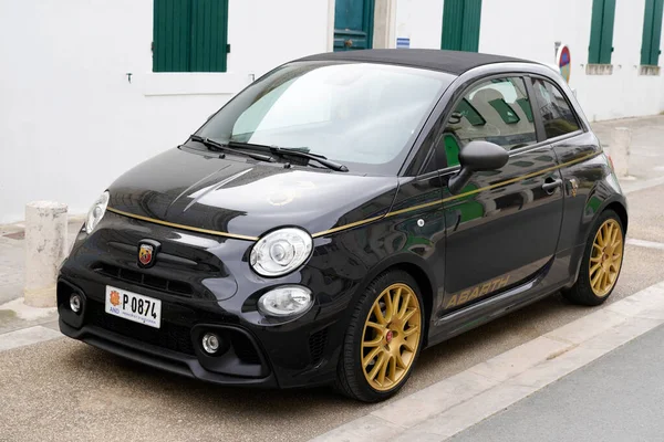 Бордо Aquitaine France 2022 Abarth Fiat Car 500 Golden Black — стоковое фото