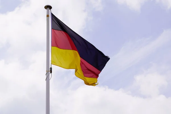 Флаг Германии Государственный Флаг Ветровом Ковре Германии Голубым Небом Облака — стоковое фото