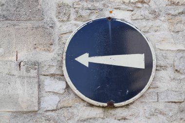 Signage old vintage road sign on street indicates car need to turn right
