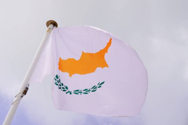 Kıbrıs Rum Kesimi bayrağı mavi bulutlu rüzgâr paspasının üzerinde