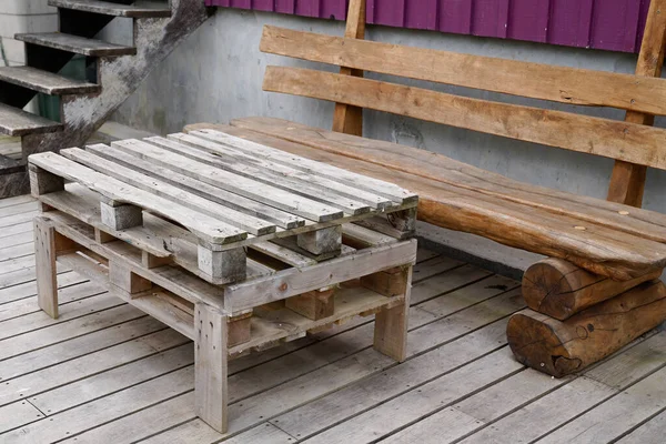 可循环利用的木制桌椅 由家庭花园露台上的旧木托盘做成 — 图库照片
