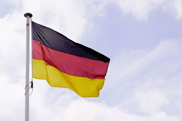 Флаг Германии Германии Государственный Флаг Ветровом Коврике Голубым Небом Облака — стоковое фото