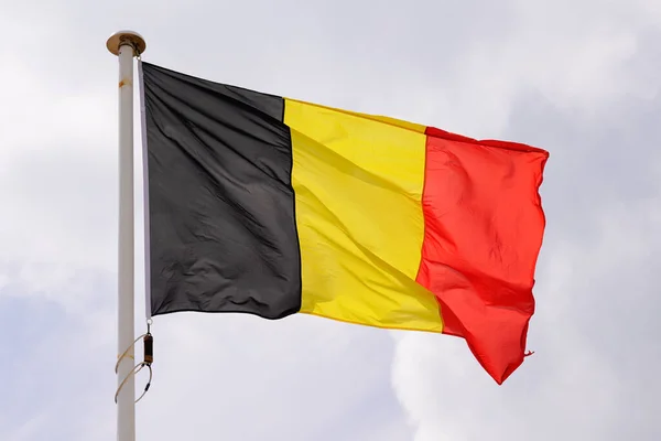 Прапор Бельгії Державний Прапор Бельгії Вітровому Килимку Блакитним Хмарним Небом — стокове фото