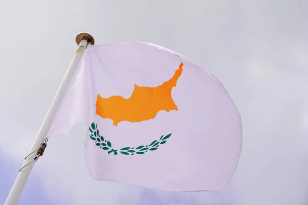 旗キュプロス国立キプロス青い雲の空と風のマットの旗 — ストック写真