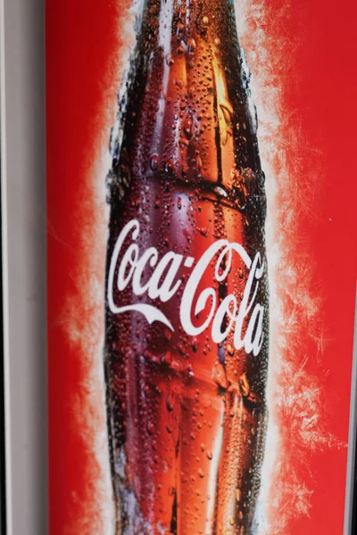 法国波尔多 04年24日2022年 可口可乐标志和瓶装水品牌在新饮料吧的咖啡店冰箱咖啡店上 — 图库照片