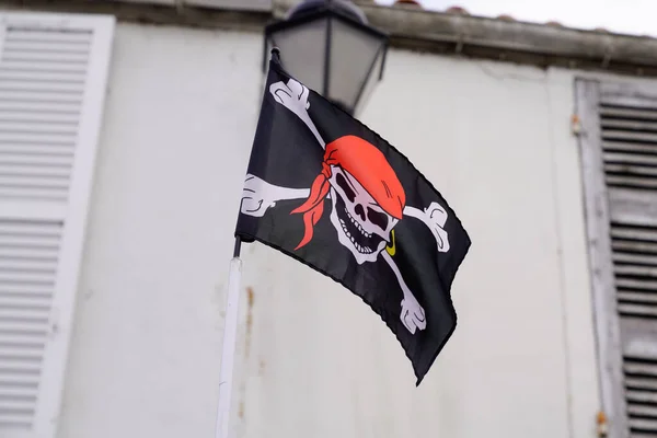 Skull and bones on a pirate flag in building facade white house
