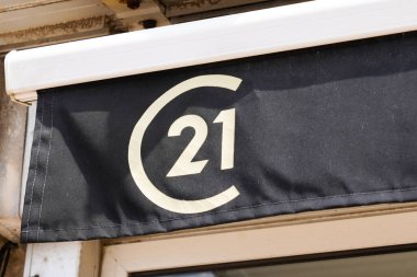 Bordeaux, Aquitaine France - 05 05 05 2022: Century 21 tabela logosu ve metin markası emlak mağazası broker ofis cephesi