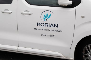Bordeaux, Aquitaine France - 05 05 05 2022: EHPAD isimli yaşlı yaşlılar için bakımevinde uzmanlaşmış Fransız otomobil şirketinin kapısında Korian tabelası ve marka logosu