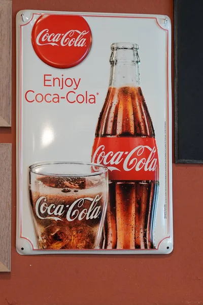 法国阿基坦波尔多 2022年1月5日 可口可乐瓶装水广告板 标有标识和品牌文字我们美国碳酸饮料 — 图库照片