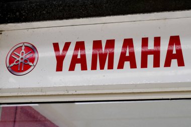 Bordeaux, Aquitaine France - 05 08 2022: Yamaha motosiklet logosu metin ve marka tabelası motosiklet veya müzik ve tekne motoru