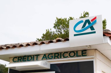 Bordeaux, Aquitaine France - 05 05 2022: Credit Agricole marka logo CV ön cephe banka bürosundaki metinler