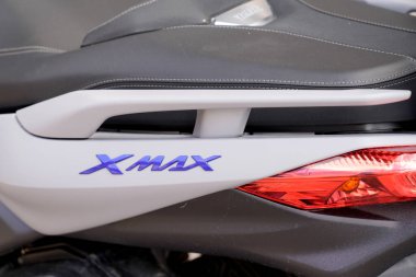 Bordeaux, Aquitaine France - 05 08 2022: Yamaha XMAX logosu ve maksimum mobilet üretimi japan Motor Şirketi