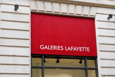 Bordeaux, Aquitaine France - 05: 15 2022: Galeries Lafayette logo metni ve tabela cephe şehri küresel Fransız mağazası