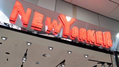 Bordeaux, Aquitaine France - 05: 15 2022: New Yorker logosu ve metin mağazası New Yorker moda mağazası zinciri moda mağazası