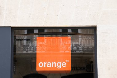 Bordeaux, Aquitaine France - 05: 15 2022: Orange Stadyumu logosu ve ön pencere giriş imzası Fransız Telekomünikasyon Ofisi