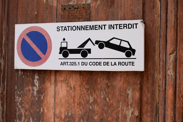 Stacjonarny Kod Interdit Trasa Francuski Tekst Oznacza Ryzyko Konfiskaty Samochodu — Zdjęcie stockowe