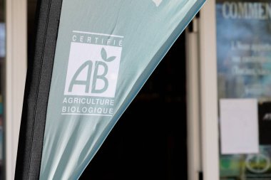 Bordeaux, Aquitaine France - 05: 15 2022: ab ziraat biyolojisi işaret simgesi ve metin logosu Fransız biyoloji dükkanına yeşil bayrak girişi