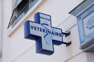Bordeaux, Aquitaine France - 05 19 2022: Veterinerlik doktoru hayvan veterineri logosu ve Fransa 'daki işyeri binası üzerine marka metni