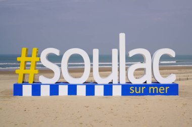 Soulac-sur-Mer, Aquitaine France - 05 17 17 2022: # soulac sur mer logo markası ve okyanus kıyılarındaki kumsal Fransa üzerinde şehir metni