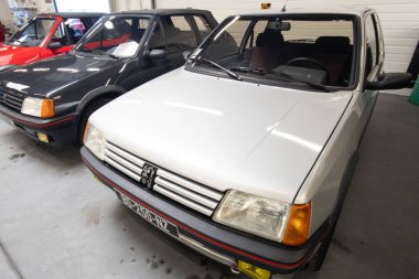 Bordeaux, Aquitaine France - 05: 15 2022: Peugeot 205 Gti eski zamanlardan kalma, garajda park edilmiş eski bir Fransız spor arabası.