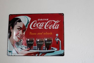 Bordeaux, Aquitaine France - 05: 15 2022: Coca Cola retro reklam panosu üzerinde işaret logosu ve marka metni olan Amerikan karbonatlı meşrubat