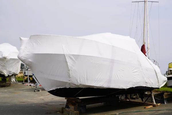 Boot Aus Dem Wasser Geschützt Durch Eine Plastikfolie Zum Überwintern — Stockfoto