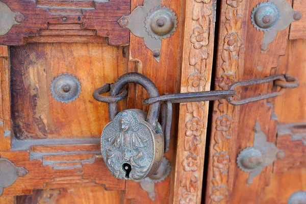 Vieja Puerta Cerrada Por Una Cadena Candado Buda Antigua Puerta — Foto de Stock