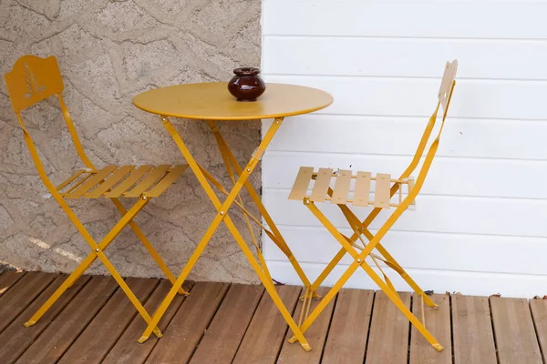 Metalowy Kolorowy Żółty Fotel Krzesło Stół Latem Ulicy Przedni Bar — Zdjęcie stockowe