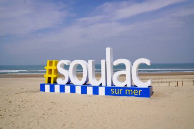 Soulac-sur-Mer, Aquitaine France - 05 17 2022: Soulac sur Mer in Medoc France metin işareti # Beach on the Atlantic ocean