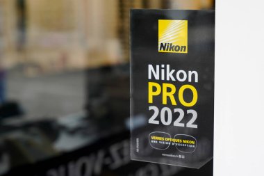 Bordeaux, Aquitaine France - 05 17 2022: nikon pro 2022 göz alıcı logo ve marka metinleri mağaza gözlüğü ve kamera dükkanı japan şirketinin önünde