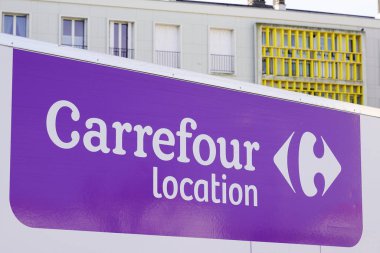Bordeaux, Aquitaine France - 05 21 2022: Carrefour logo markası ve panelvan kiralama kamyonları hipermarket zinciri üzerindeki yazı