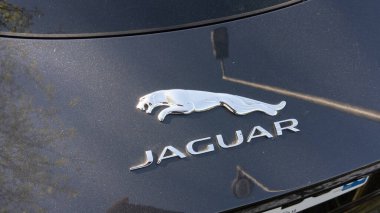 Bordeaux, Aquitaine France - 05 17 2022: Jaguar logosu ve arka taraftaki lüks GB spor otomobilinde yazı.