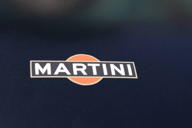 Bordeaux, Aquitaine France - 05 21 2022: Martini logosu ve ön kapıdaki bar bar alkol barı duvarında İtalyan vermutu imzala