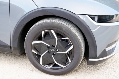 Bordeaux, Aquitaine France - 05 19 2022: Hyundai ioniq 5 tekerlek işareti ve logo marka araba
