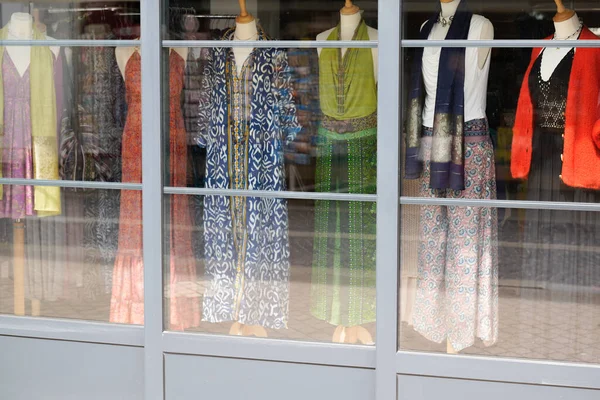 Mağazanın Önündeki Vitrinin Önünde Kadın Kıyafetleri Gösteren Kadın Mankeni — Stok fotoğraf