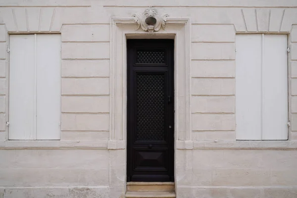 Klasický Černý Domácí Vchod Dřevěné Dveře Francouzské Zdi Fasády Ulice — Stock fotografie