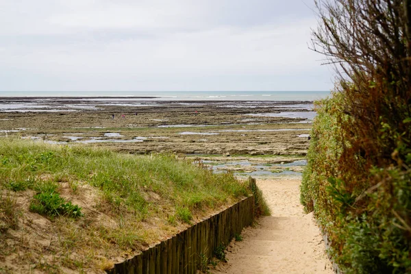 法国奥伦岛大西洋沿岸通往海滩海的木径 — 图库照片