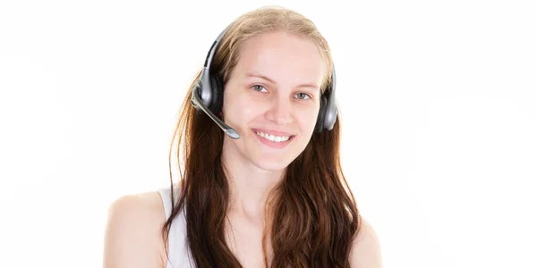 コールセンターで幸せな女性ホワイト バックグランドのオフィスで電話マーケティング担当者に — ストック写真
