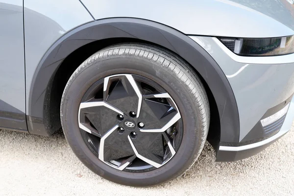 Бордо Aquitaine France 2022 Hyundai Ioniq Wheel Text Sign Logo — стоковое фото