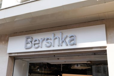 Bordeaux, Aquitaine France - 05 17 2022: Bershka logo duvar butiği ve sokak manzaralı mağaza giyim mağazasının önünde metin imzası