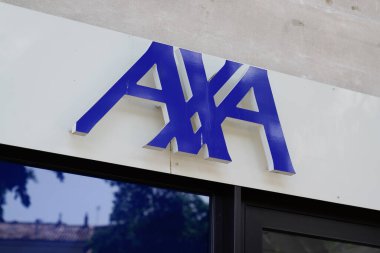 Bordeaux, Aquitaine France - 06 05 2022: axa marka metin ve mavi logo Fransa çok uluslu sigorta bürosunu imzaladı