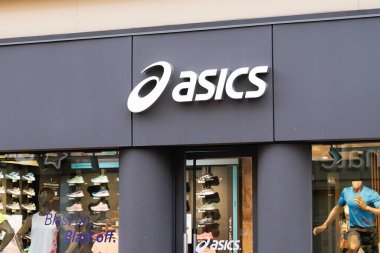 Bordeaux, Aquitaine France - 05 17 2022: Asics logo markası ve Japon çokuluslu şirket ayakkabıları atletik ekipman şirketinin metin imzası
