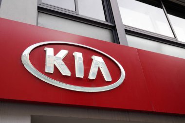 Bordeaux, Aquitaine France - 06 05 2022: Kia motorları logo markası ve Güney Kore otomobil üreticisi mağazasının galerisindeki imza