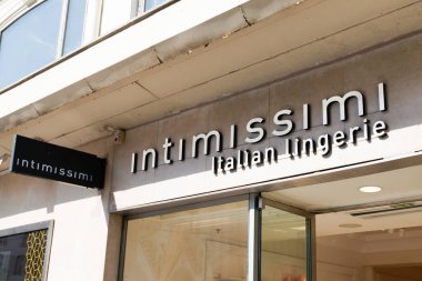Bordeaux, Aquitaine France - 05 17 2022: intimissimi mağaza logosu ve İtalyan iç çamaşırı mağazasının önündeki yazı.